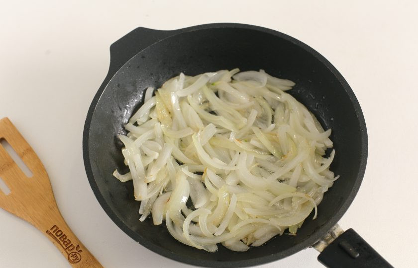 1. Этап. Картофель запеченный с говяжьей печенью в сметане: Лук нарежьте перьями и обжарьте на сковороде до мягкости.