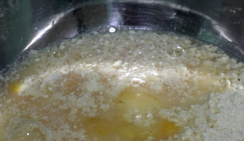 1. Этап. Торт Наполеон с кремом из сгущенки: В отдельную мисоку просейте несколько раз муку. Добавьте к ней холодный маргарин, нарубленный кусками. Перетрите оба ингредиента в крошку. Влейте яичную смесь.