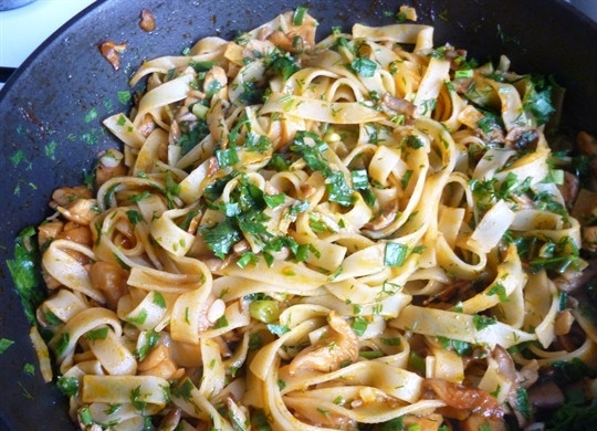 1. Этап. Макароны с вешенками: Выложите в сковороду отварные макароны и нарубленную зелень. Снова перемешайте все ингредиенты и накройте сковороду крышкой, выключите огонь и дайте блюду настояться в течение десяти минут.