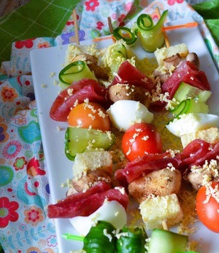 1. Этап. Закуска-перекус на шпажках: Не менее красиво и вкусно эта закуска будет и на праздничном фуршете. Для подачи останется лишь украсить, например, тертым желтком.