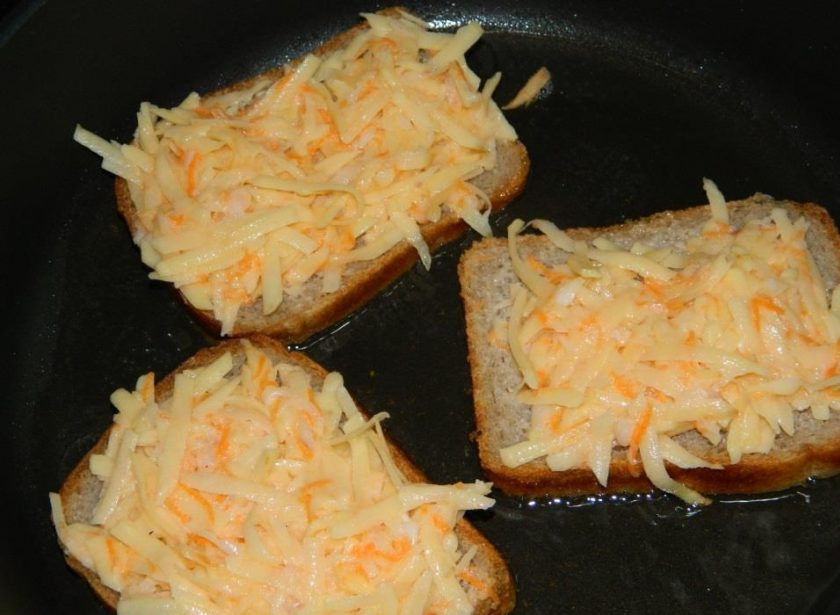 1. Этап. Горячие овощные бутерброды: На горячую сковороду налейте немного растительного масла и выложите кусочки хлеба. Сверху выложите немного начинки.