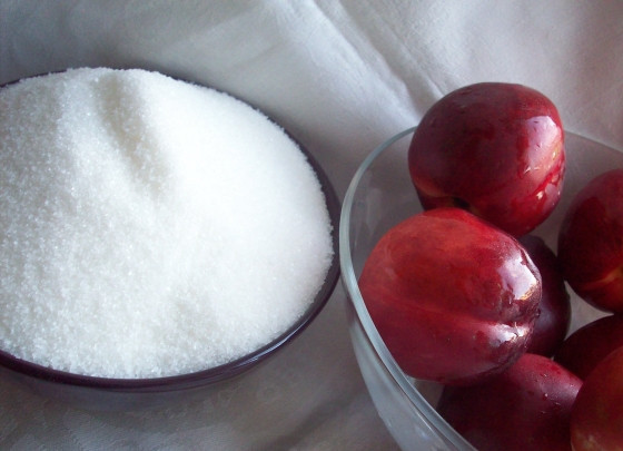 1. Этап. Десерт из нектаринов: Всё очень просто. Нектарины моем. Насыпаем в чашку сахар. Продукты готовы.