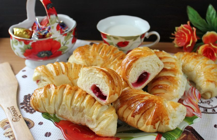 1. Этап. Дрожжевые рогалики с вишней: Вкусные, пышные, ароматные рогалики с вишней готовы. Немного охладите их и можно подавать к столу.