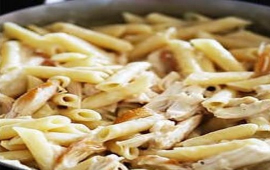 1. Этап. Паста Альфредо с курицей, запеченная: 5. Добавьте соус «Альфредо» и все аккуратно перемешайте.