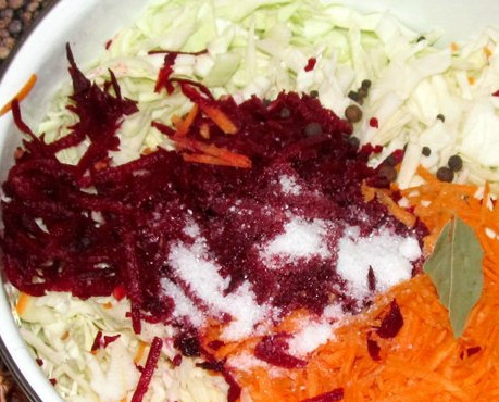 1. Этап. Салат очищающий для похудения: Как вы понимаете, капусты у нас больше всего. Но это пока. Когда все перемешается и умнется, капуста даст сок. От этого ее сразу станет меньше. Вот такой эффект! Такой салат можно и вовсе не заправлять, если вы хотите сильного эффекта. Но, скажу честно, без заправки я его не осилю. Поэтому, позволю себе посыпать его йодированной солью.