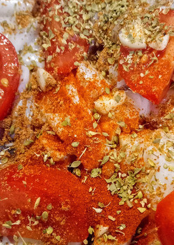 1. Этап. Закуска из кальмаров с помидорами: Разогреть духовку до 190С. Дно ёмкости для запекания выложить фольгой. На фольгу поместить кальмары, помидоры, чеснок, паприку копчёную, перец красный жгучий, оливковое масло, лимонный сок, базилик, итальянские травы, перец черный а также сухари панировочные. . Перемешать и поместить содержание ёмкости для запекания в духовку. Запекать 25 минут.