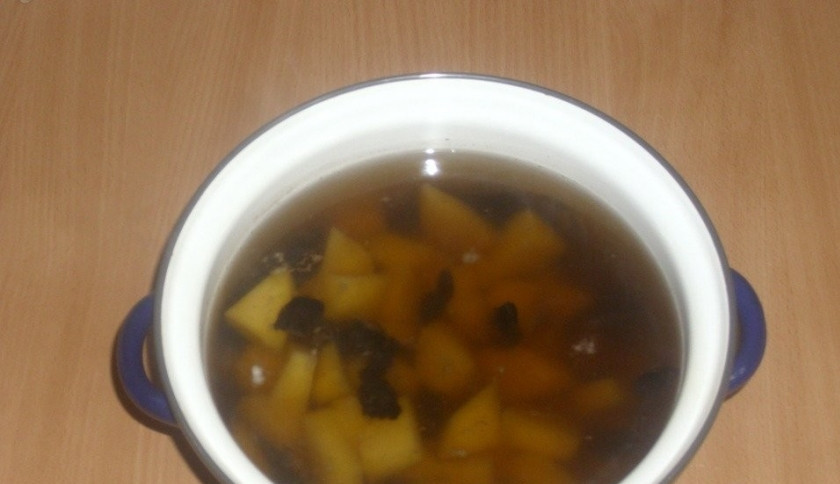 1. Этап. Постный грибной суп из сушеных грибов: 2. В воду, где варились грибы, добавим очищенный и нарезанный брусочками картофель, а также соль и лавровый лист. Доводим до кипения, убавляем огонь и варим до готовности картошки на маленьком огне.