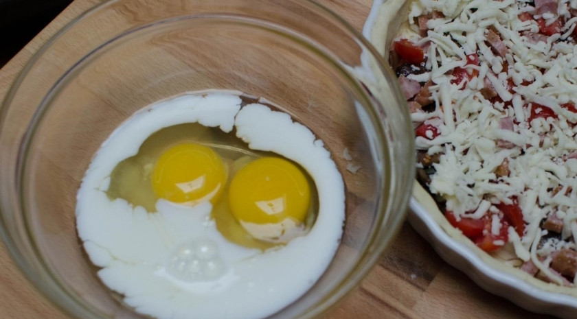 1. Этап. Киш с грибами и сыром: Взбейте с молоком два яйца.