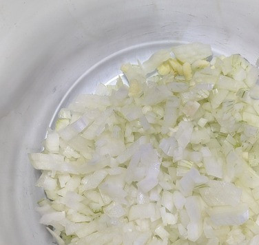 1. Этап. Котлеты из тунца и овсянки: В это время нарезать очень мелко лук и чеснок (можно и без него).