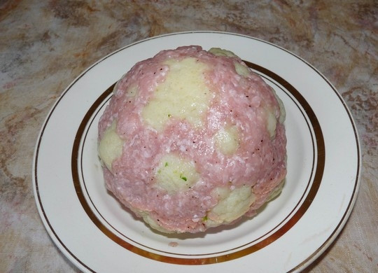 1. Этап. Цветная капуста, фаршированная фаршем: В фарш перекручиваем на мясорубке с луком, добавляем яйцо, измельченную зелень, соль и перец, тщательно перемешиваем. Теперь полученным фаршем заполняем пространство между соцветиями. Делаем это аккуратно, руками, чтобы не повредить капусту.