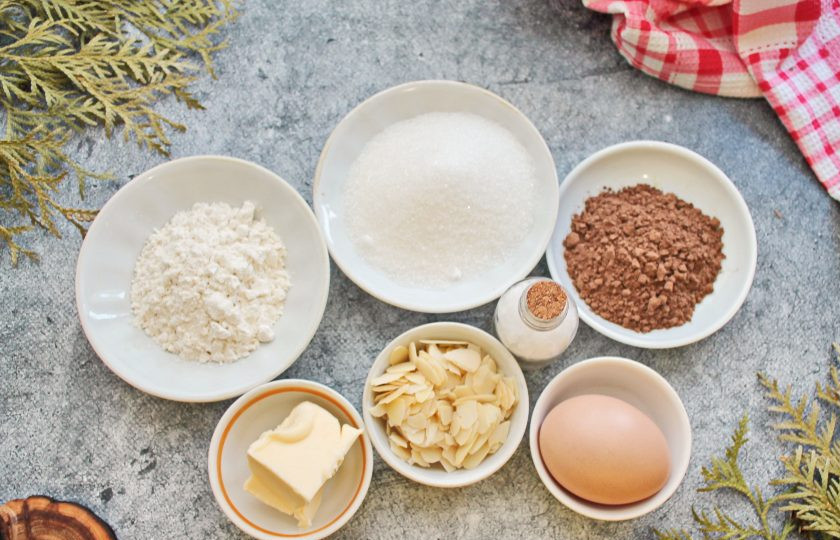 1. Этап. Шоколадные чипсы с миндалем: Подготовьте все необходимые ингредиенты для приготовления шоколадных чипсов с миндалем.