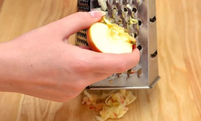 1. Этап. Салат со свеклой: 2. Яблоко разрезаю на 2 части, затем вычищаю семена и натираю на крупной терке.