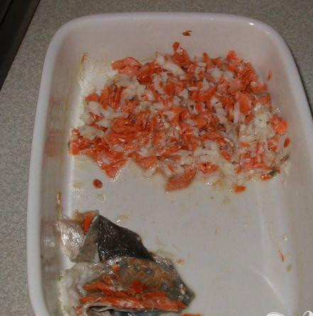 1. Этап. Рыбный пирог с сыром Чеддер: 2. Достать рыбу из духовки и разогреть духовку до 220 градусов Цельсия. Вылить молоко в миску. При помощи двух вилок нежно отделить рыбу от кожи. Кожу выкинуть. Рыбу размять вилкой и равномерно распределить на форме для выпечки.