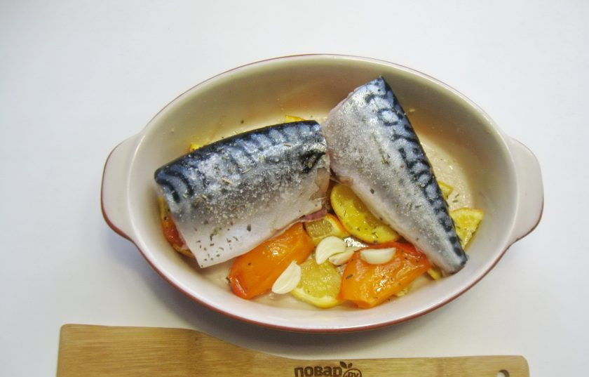 1. Этап. Скумбрия с апельсинами запеченная: Добавьте нарезанный чеснок, сухое белое вино и рафинированное подсолнечное масло.