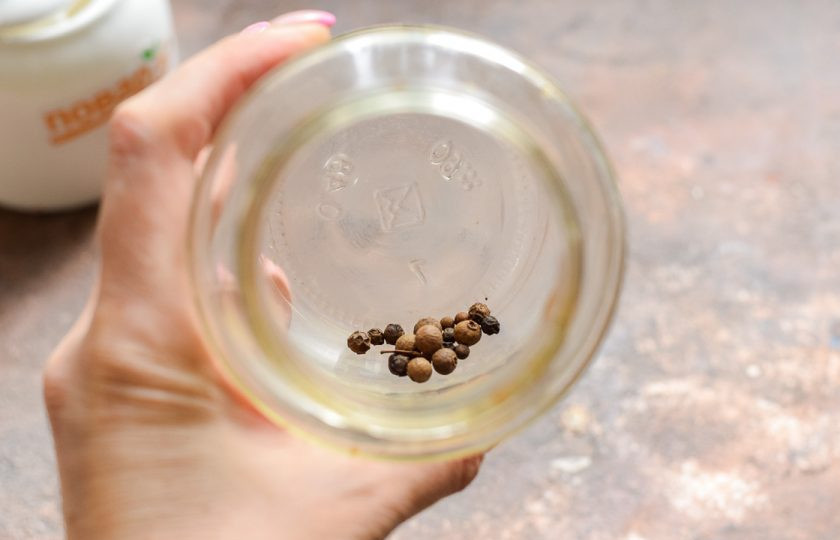 1. Этап. Тертые огурцы на зиму в банках: Банку для заготовки тщательно вымойте с пищевой содой, после ополосните хорошо под теплой проточной водой. Стерилизуйте банку и крышку удобным способом – над паром, в духовке или микроволновке. Выложите в банку перцы горошком.