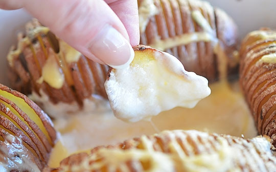 1. Этап. Чипсы из картофеля в мундире с дипом: Отламываем ломтик хрустящей картошечки и окунаем в соус.