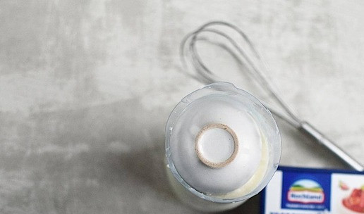 1. Этап. Мандарины в желе «Радость новогодняя»: 5. Заливаем мандаринки, придерживая, чтоб ровно стояли. Постукиваем донышком об стол потихоньку, чтобы желе равномерно попало в серединки мандаринок. Они всплывают, поэтому придавите сверху крышкой или вот мисочкой. И в холодильник до застывания.