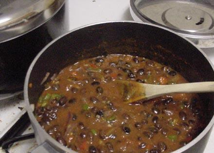 1. Этап. Вегетарианская черная фасоль Чили: Добавляем фасоль, нарезанный помидор и специи (по ложке тмина, порошка чили, перца, пол ложки орегано, половинку корня имбиря и чайную ложку соли).