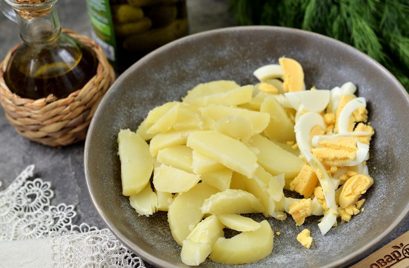 1. Этап. Картофельный салат с маринованными огурцами и луком: Почистите картофель от кожуры и яйцо от скорлупы, крупно порежьте, выложите в глубокую миску.