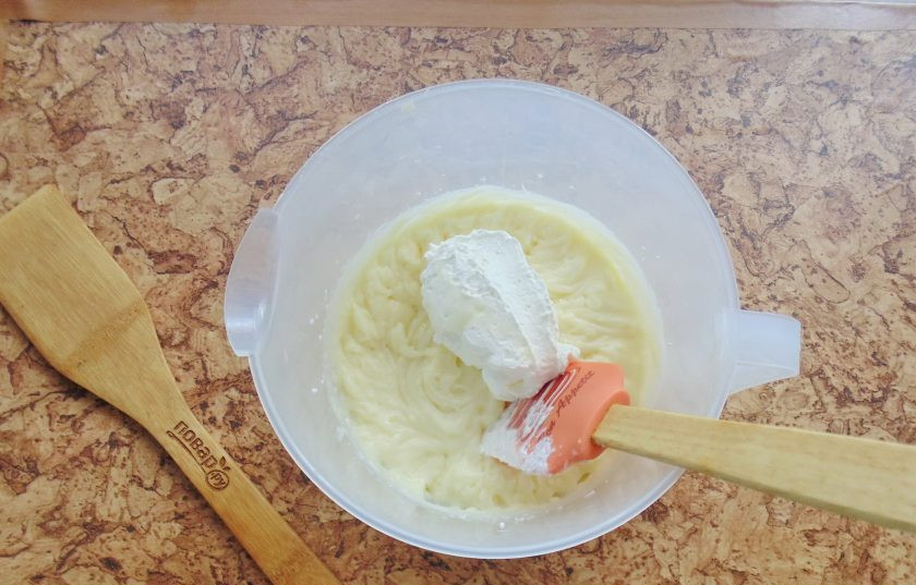 1. Этап. Крем Пломбир на сливках: Небольшим порциями добавляйте взбитые сливки в заварной крем и аккуратно перемешивайте лопаткой.