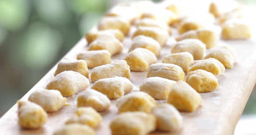 1. Этап. Тыквенные гноччи: 4. Потом из теста скрутите жгут и нарежьте его на одинакового размера клёцки.