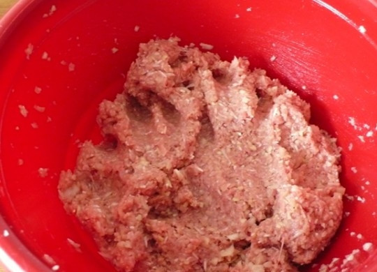 1. Этап. Ленивые голубцы из индейки: 3. Полученный фарш нужно посолить и приправить по вкусу, добавить яйцо и отварной рис.