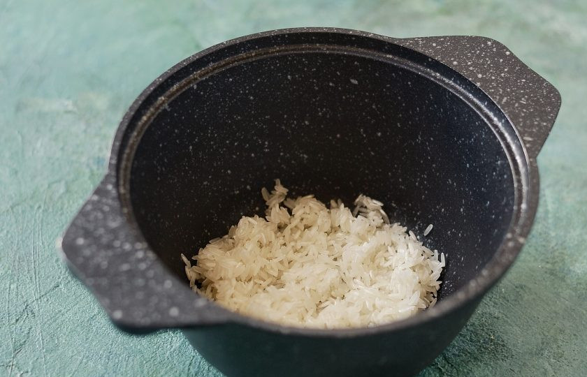 1. Этап. Рис с сельдереем и морковью: Обжарьте в кастрюле рис в небольшом количестве масла несколько минут.