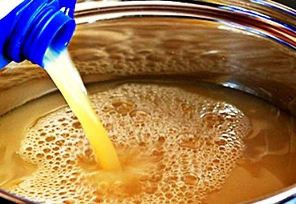 1. Этап. Пряный яблочный сидр: Яблочный сок поставьте на средний огонь и доведите до кипения.