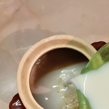 1. Этап. Пшенная каша в горшочках: Залить пшено в горшочке молоком. Добавить сахар и соль, все перемешать. По желанию можно добавить изюм, курагу или чернослив.