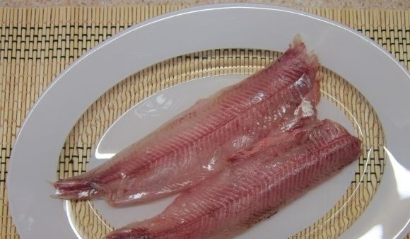 1. Этап. Загудай: 1. Для приготовления этого блюда рыбу тщательно чистим, отделяем голову и хвост, удаляем плавники, чистим от кожи, разделяем на 2 части и тщательно отделяем филе от косточек.