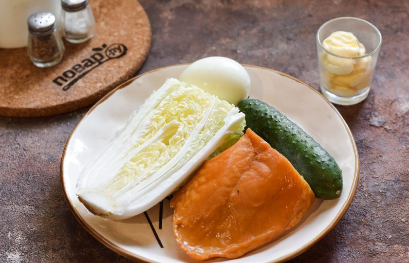 1. Этап. Салат с копченой курицей и огурцом: Подготовьте ингредиенты.