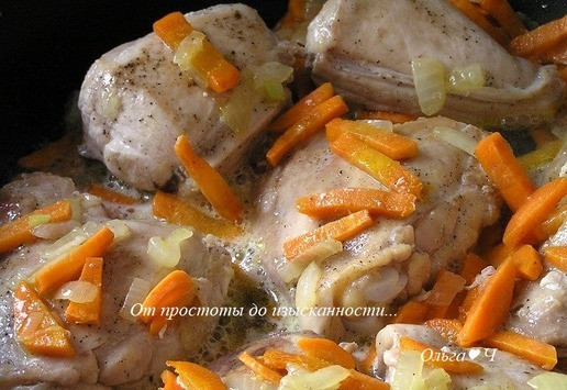 1. Этап. Оссобуко из курицы: Затем верните курицу в сковороду, влейте вино, доведите до кипения, дайте выпариться спирту.