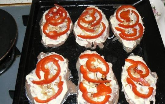 1. Этап. Куриное филе с болгарским перцем: На смазанный противень выложить филе, намазанное смесью майонеза со сметаной. Сверху положить лук, перец. Запекать 30 минут при 160 градусах. Посыпать сыром и запекать еще 5 минут.