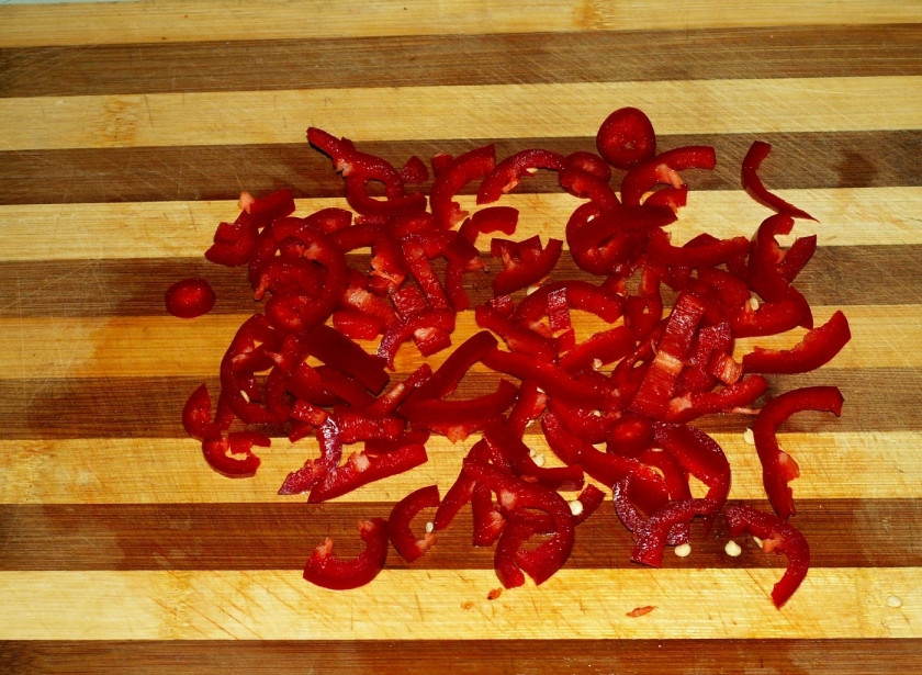 1. Этап. Рис с грибами и овощами: Острый перец порежьте тонко.