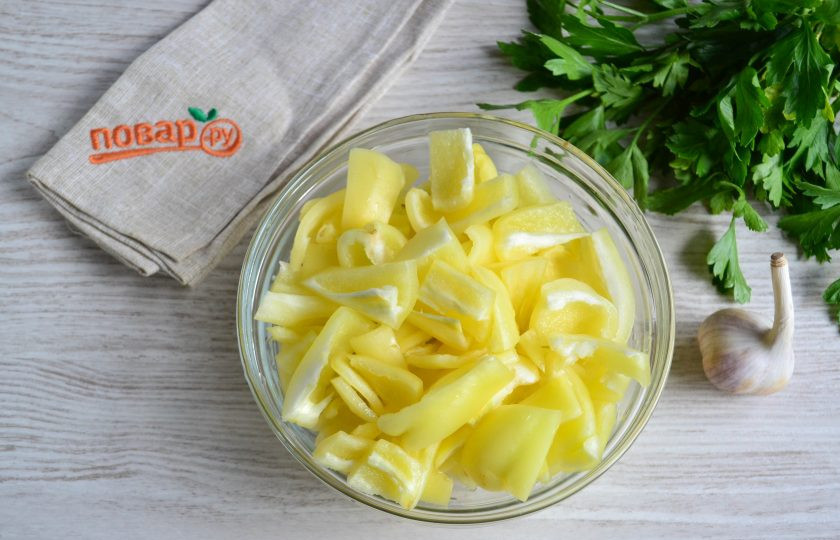 1. Этап. Перец с чесноком и петрушкой на зиму: Сладкий перчик очистите от плодоножек и семян, порежьте на небольшие кусочки любого размера. Можно порезать соломкой, можно кубиком, как вам нравится.