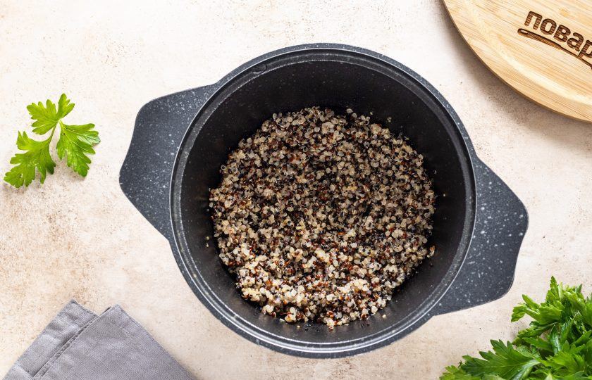 1. Этап. Салат из фасоли с киноа: Киноа промойте и откиньте на сито. Разогрейте кастрюлю на среднем огне с небольшим количеством масла и пару минут обжарьте киноа. Затем влейте воду (пропорция 1:2), доведите до кипения и варите под крышкой 15-20 минут на небольшом огне.