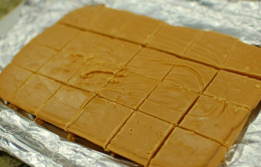 1. Этап. Домашняя помадка: 8. Оставьте форму на столе или отправьте в холодильник на 2-4 часа, затем нарежьте кусочками.