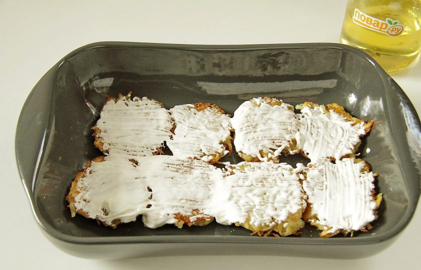 1. Этап. Картофельные оладьи по-мински: 8. Смажьте их сметаной.