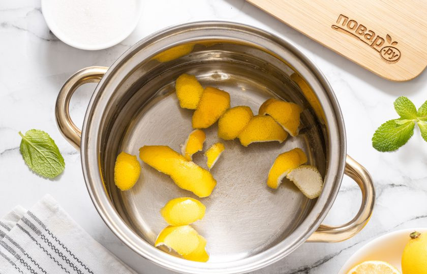 1. Этап. Классический лимонад: В кастрюле соедините лимонную цедру и 500 мл. воды.