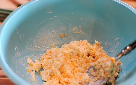 1. Этап. Чесночные гренки с сыром: 4. Смешайте сыр, чеснок, лук и майонез, приправьте смесь солью.