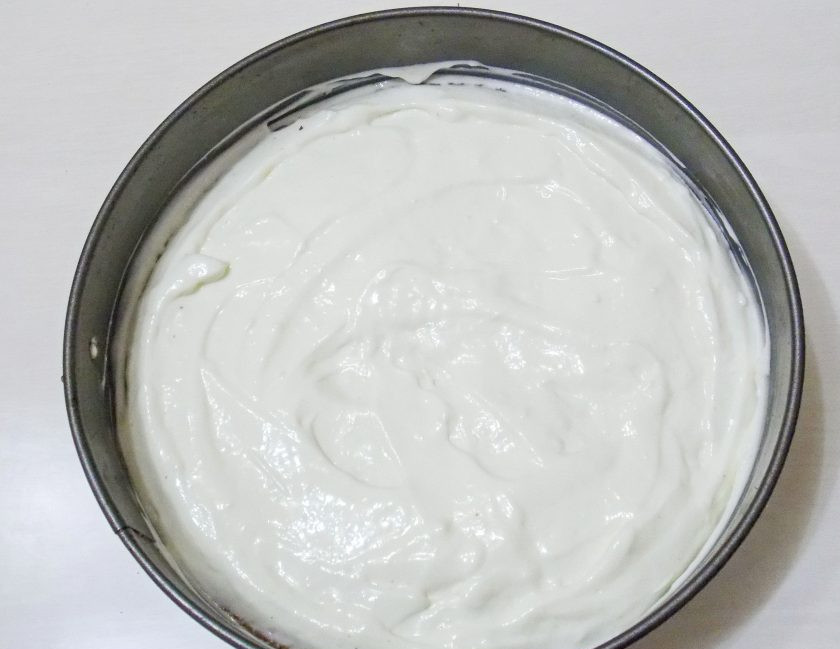 1. Этап. Торт с шоколадной крошкой: В форму, в которой выпекался бисквит, положите нижнюю часть основы. Вылейте сметанный крем и разровняйте.