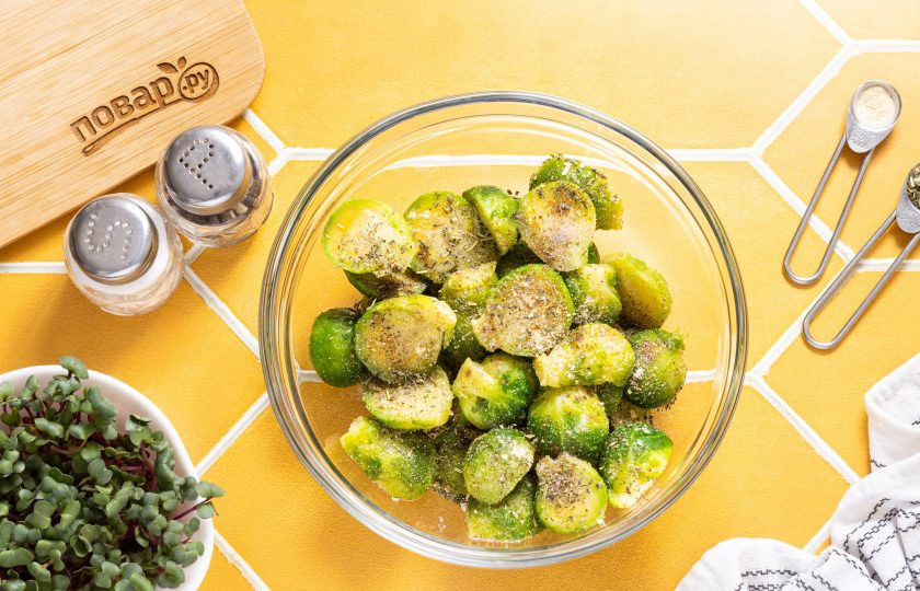 1. Этап. Брюссельская капуста в аэрогриле: Переложите в глубокую миску, добавьте соль, черный молотый перец, сушеный чеснок и итальянские травы. Влейте оливковое масло и все перемешайте.