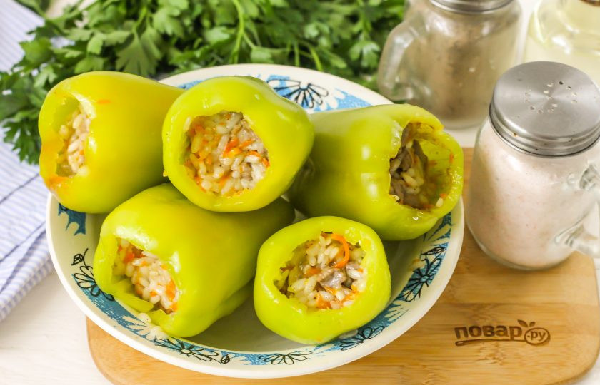 1. Этап. Долма из перцев: Болгарские перцы очистите от семян, промойте и начините приготовленным фаршем, оставляя сверху чуть места.