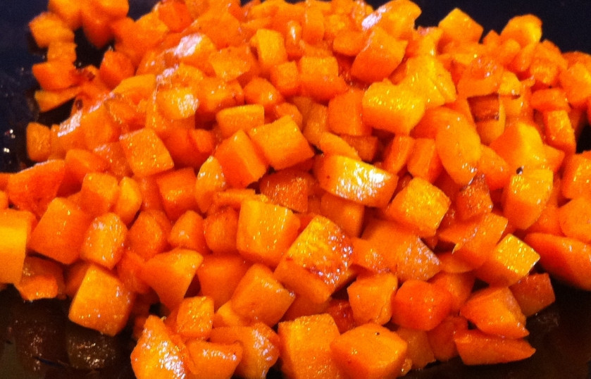 1. Этап. Кускус с нутом: Подготавливаем овощи. Моем и нарезаем все овощи средними кусочками. Сначала обжаривается морковь (в течение 15 минут), далее добавляю цукини с перцем и лук, тушится всё это 20 минут.