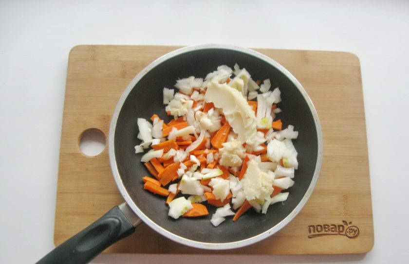 1. Этап. Шурпа из тушенки: Морковь и лук очистите, помойте и нарежьте. Выложите в сковороду. Добавьте жир из тушенки. Слегка припустите овощи в сковороде с жиром.