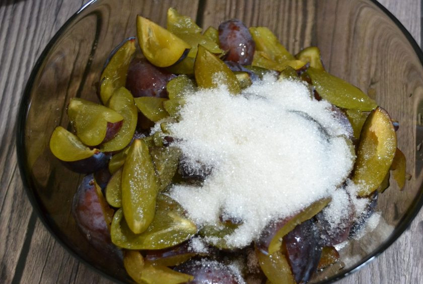 1. Этап. Чатни из слив на зиму: Помойте сливы, удалите косточки, нарежьте на дольки, засыпьте сахаром.