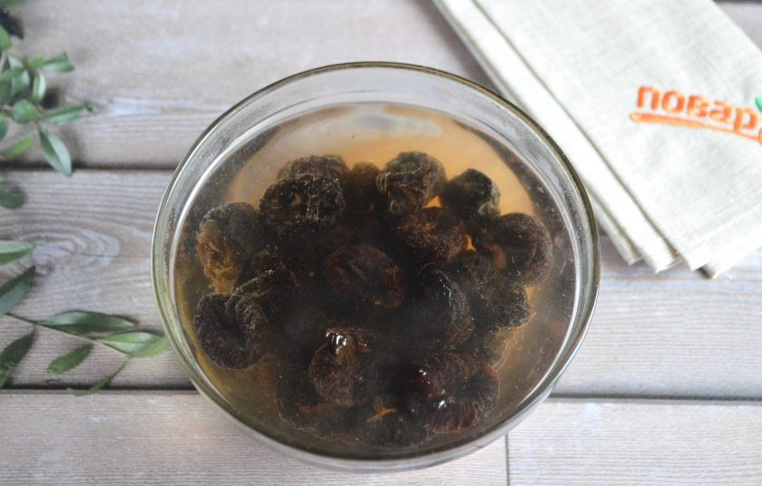 1. Этап. Конфеты Чернослив в шоколаде: 2. Чернослив залейте кипятком на 1-2 минуты. Потом воду слейте, дайте хорошо стечь влаге.