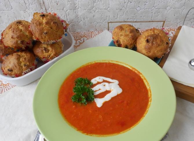 1. Этап. Суп с пампушками: Подавайте томатный суп со сметаной и зеленью, а также с пампушками. Приятного аппетита!