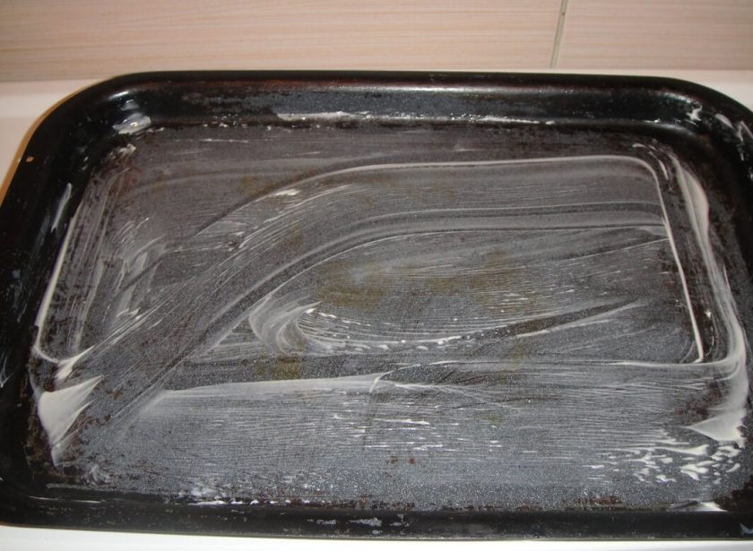 1. Этап. Торт Черепаха со сметаной: 4. Продолговатую форму для выпечки смажьте сливочным маслом.