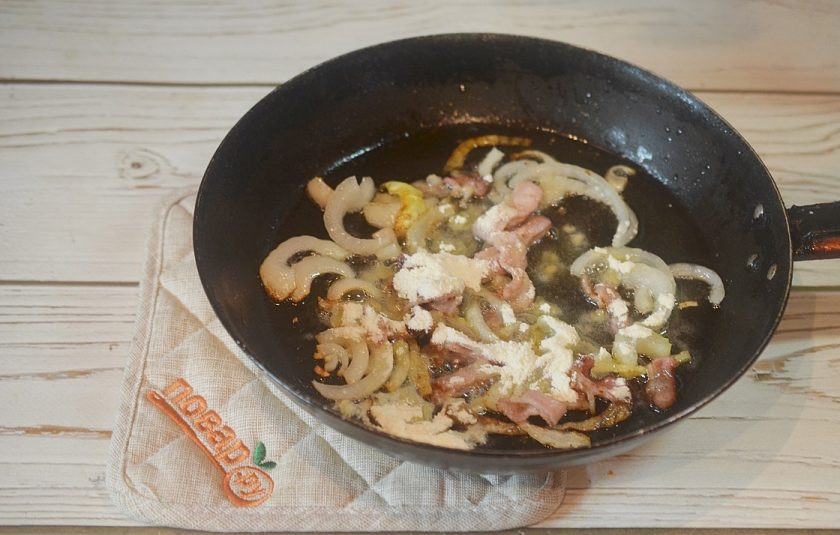 1. Этап. Баранина в пиве с пряными сливами: 7. Добавьте муку, обжарьте.